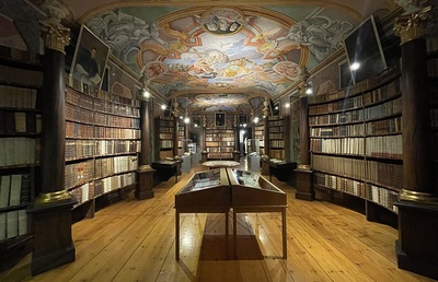 Die Stiftsbibliothek ist nur ein Highlight im ältesten, durchgehend bewohnten Zisterzienserstift der Welt.